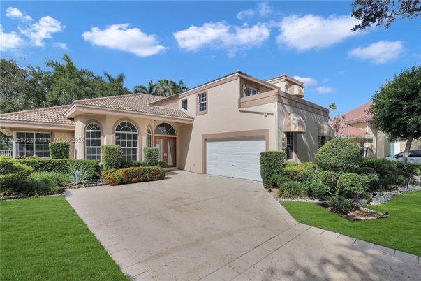 Attached, Exterior, Facade, Mediterranean