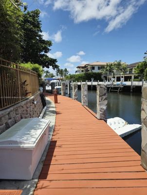 Exterior, Lake