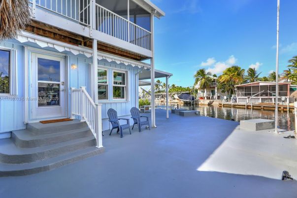 Exterior, Lake