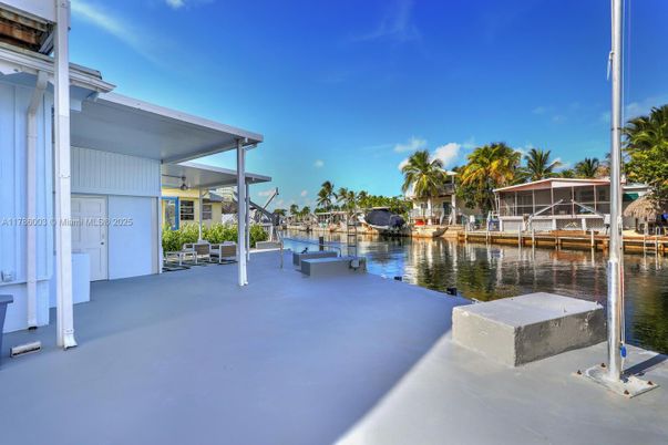 Exterior, Lake