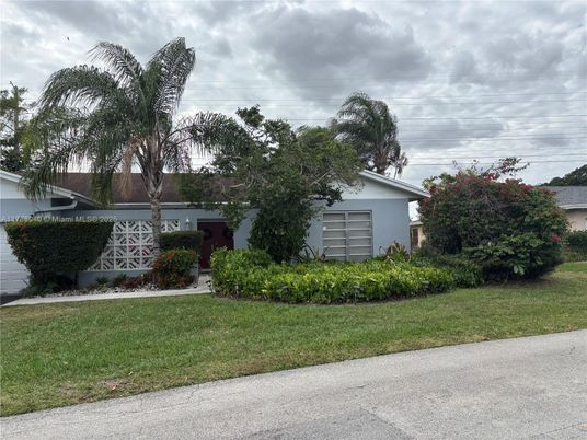 Attached, Exterior, Facade, Ranch
