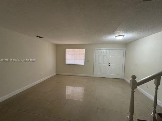 Empty room, Interior
