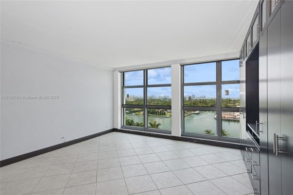 Empty room, Interior, Water