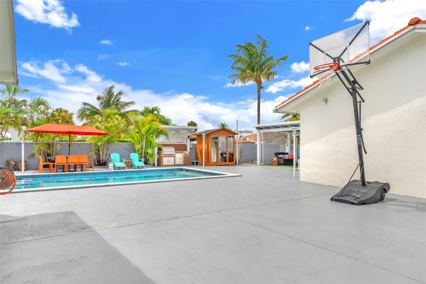 Exterior, Pool