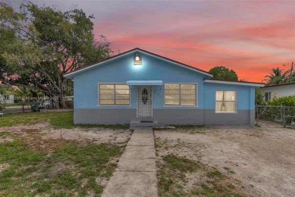 Backyard, Exterior, Facade, Ranch