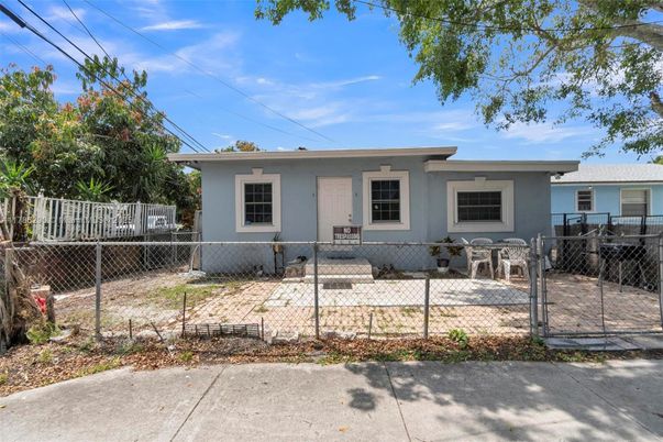 Exterior, Facade, Ranch