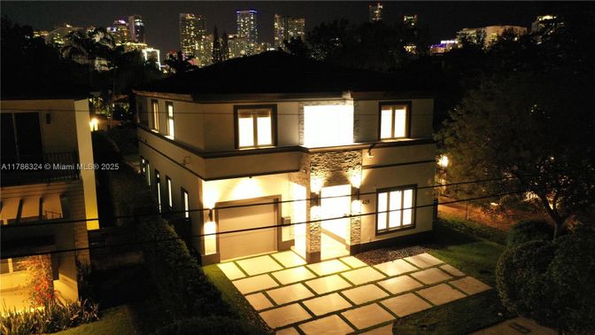 Exterior, Facade, Modern