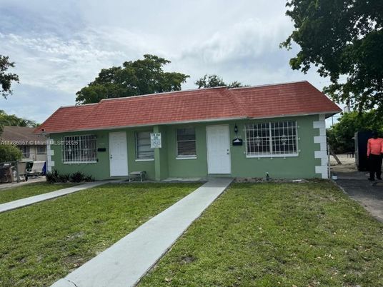 Backyard, Exterior, Facade, Ranch