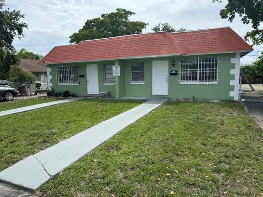 Backyard, Exterior, Facade, Ranch
