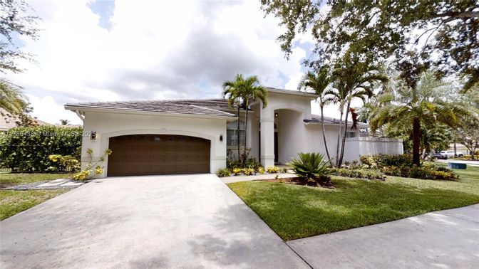 Attached, Exterior, Facade, Mediterranean