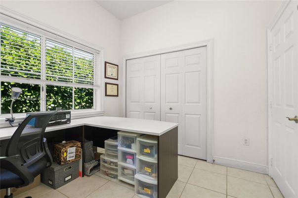 Home Office, Interior