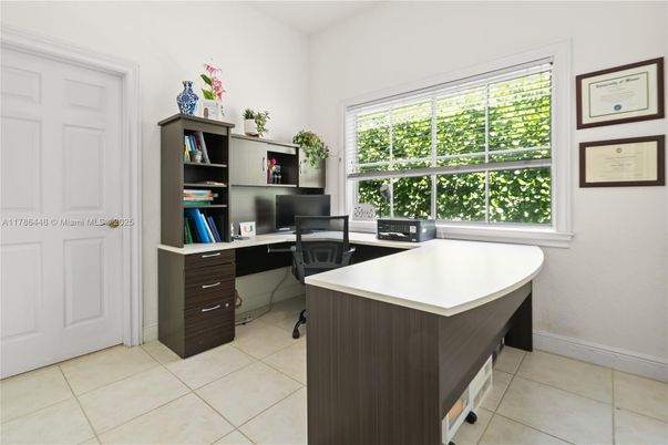 Home Office, Interior