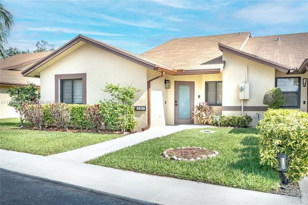 Backyard, Exterior, Facade, Ranch