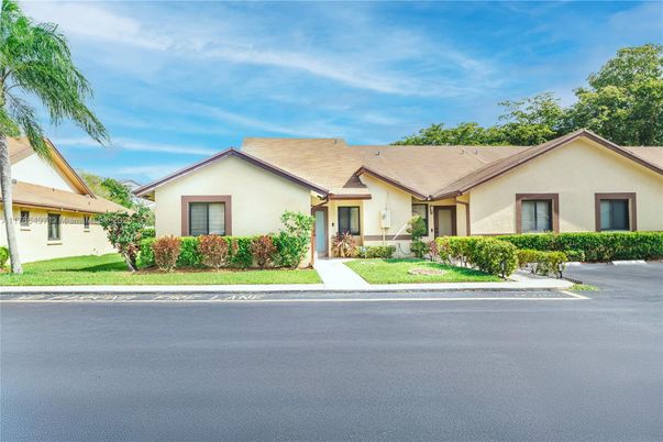 Exterior, Facade, Ranch