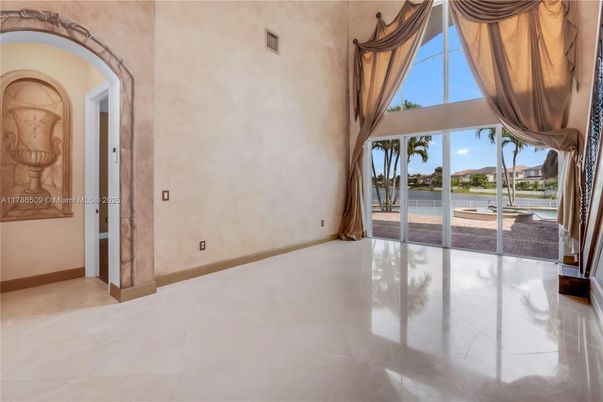 Empty room, Interior, Water