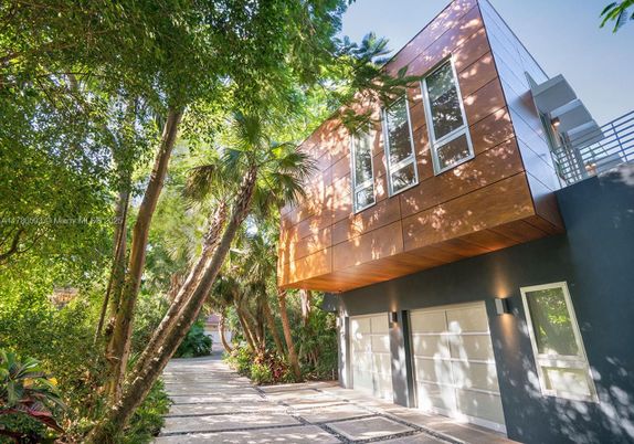 Attached, Exterior, Facade, Modern