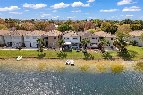 Exterior, Lake