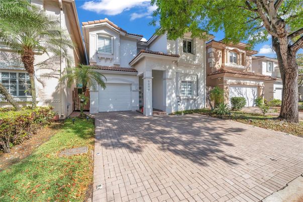 Attached, Exterior, Facade, Mediterranean