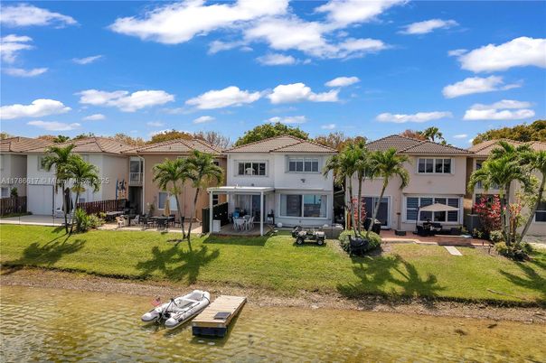 Exterior, Lake