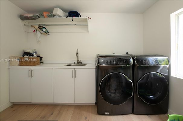 Interior, Washer, Wood Texture Flooring