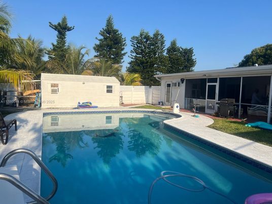 Exterior, Pool