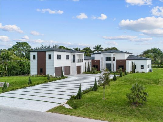 Attached, Backyard, Exterior, Facade, Modern