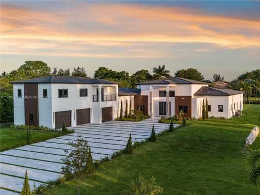 Backyard, Exterior, Facade, Modern
