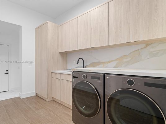 Interior, Utility Closets, Washer, Wood Texture Flooring