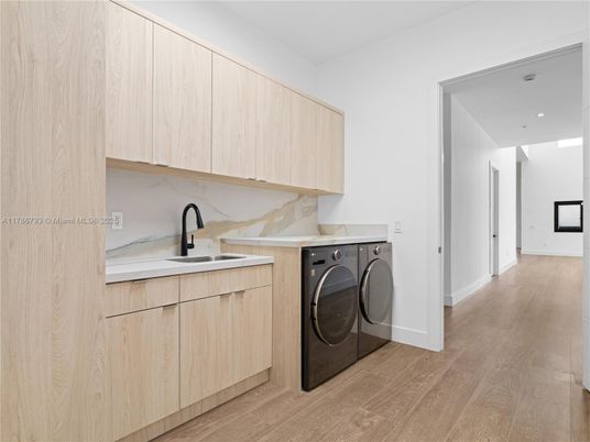 Interior, Recessed Lighting, Washer, Wood Texture Flooring