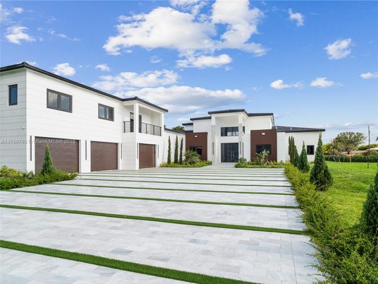 Attached, Backyard, Exterior, Facade, Modern