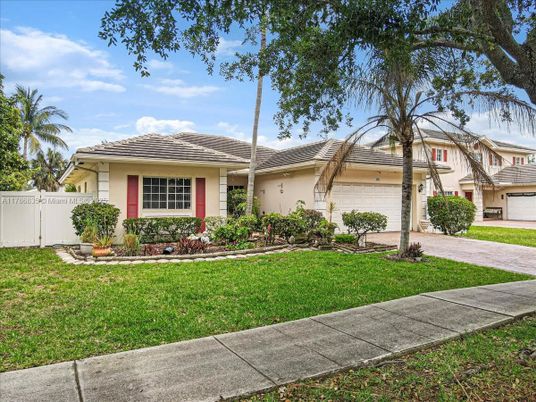 Attached, Exterior, Facade, Ranch