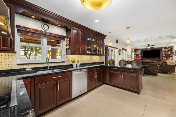 Interior, Kitchen, Living room, Pendant Lights, Recessed Lighting, Stainless Steel Appliances