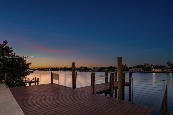 Exterior, Lake