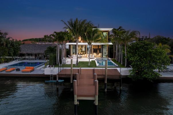 Exterior, Lake