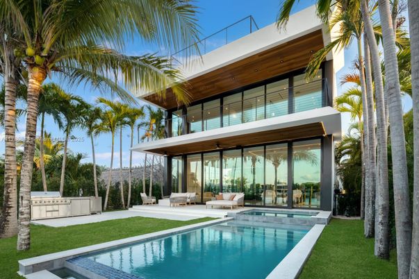 Exterior, Facade, Pool, Modern
