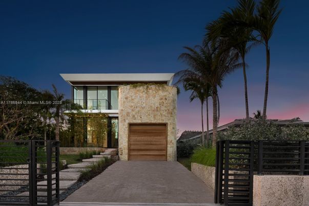 Attached, Exterior, Facade, Modern