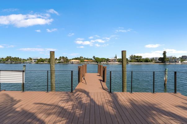 Exterior, Lake