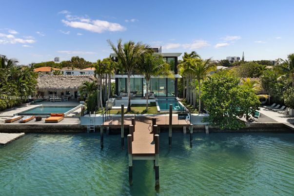 Exterior, Lake