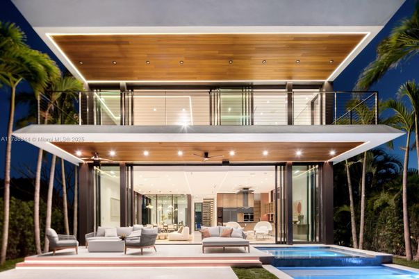 Exterior, Facade, Pool, Modern