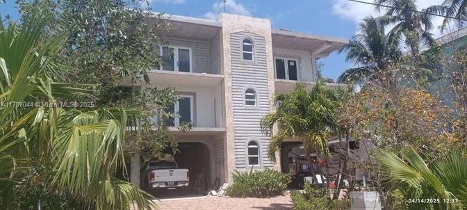 Exterior, Facade, Mediterranean