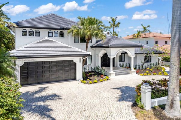 Attached, Exterior, Facade, Mediterranean