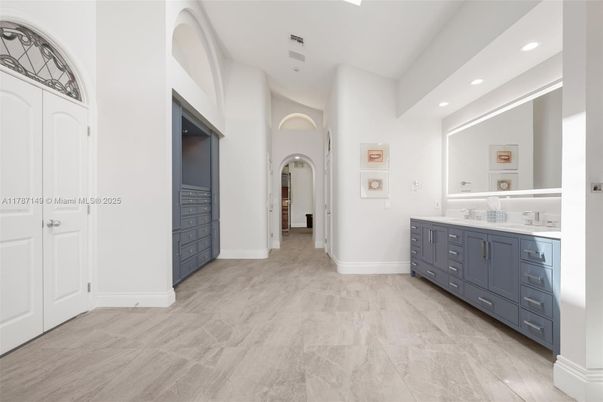 Bathroom, Dual Sink Vanities, Interior, Recessed Lighting
