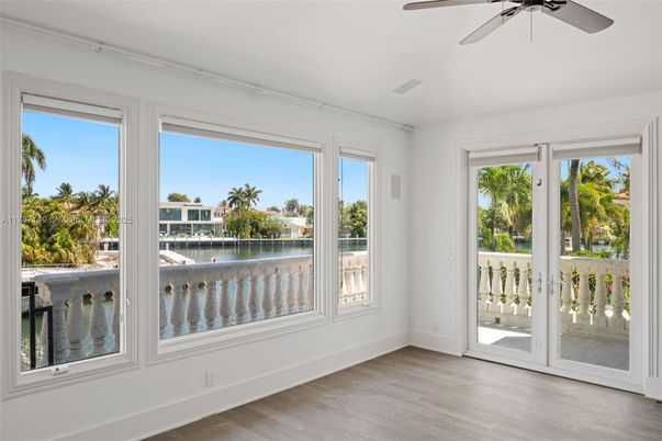 Empty room, Interior, Sun Room, Water, Wood Texture Flooring