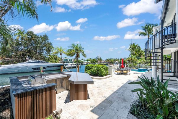 Exterior, Hot Tub
