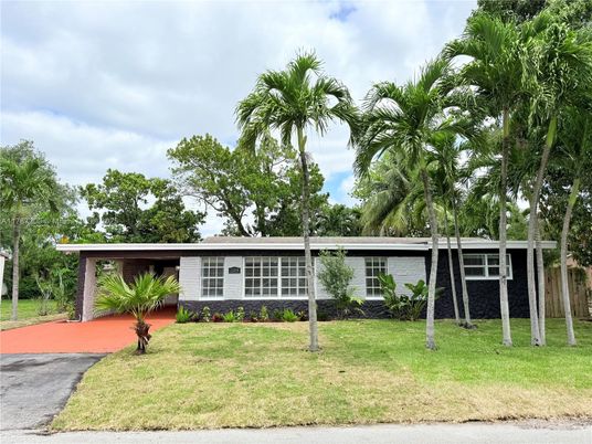 Backyard, Exterior, Facade, Ranch