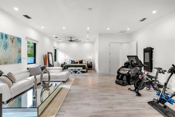 Fitness Equipment, Interior, Living room, Recessed Lighting, Wood Texture Flooring