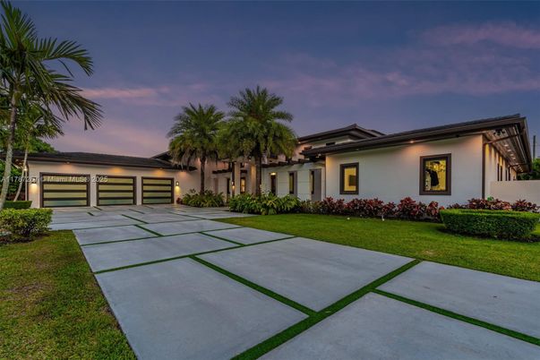 Attached, Backyard, Exterior, Facade, Modern