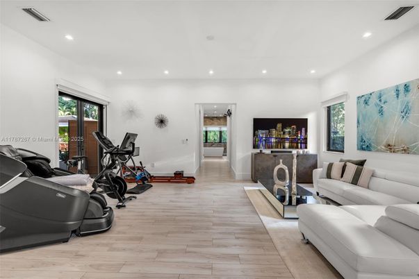 Fitness Equipment, Interior, Living room, Recessed Lighting, Wood Texture Flooring