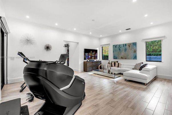 Fitness Equipment, Interior, Living room, Recessed Lighting, Wood Texture Flooring