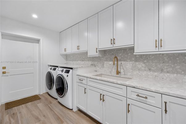 Interior, Recessed Lighting, Washer, Wood Texture Flooring